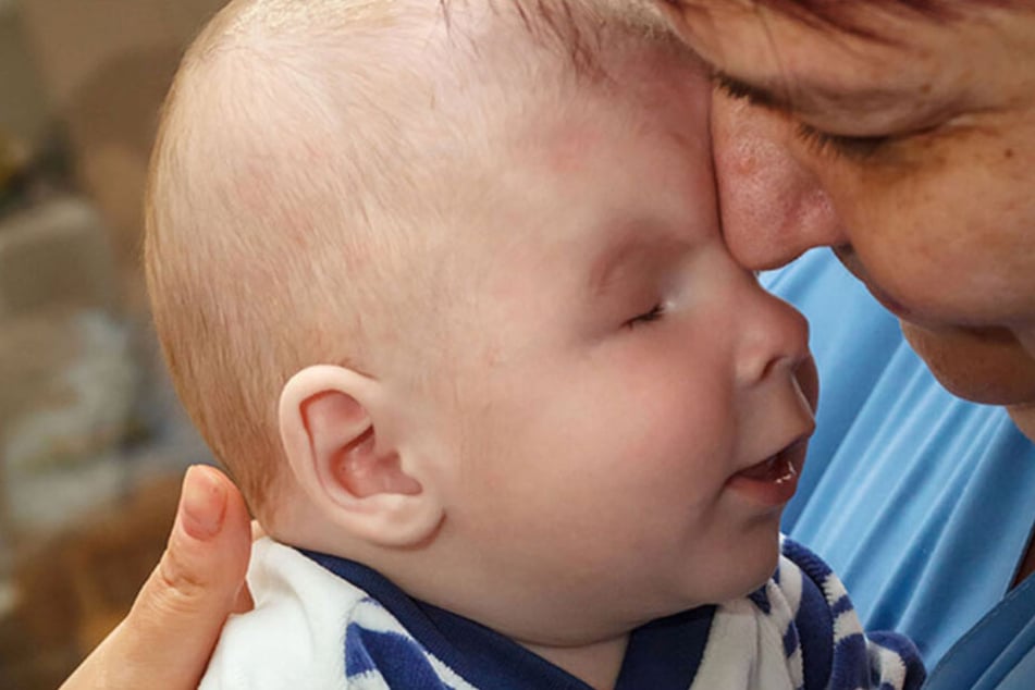 Liebevoll kümmerten sich die Pfleger um das kleine Baby.