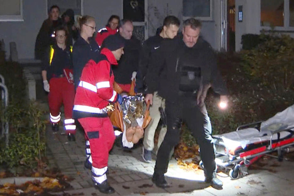 Der Polizist musste mit einer Schusswunde in ein Krankenhaus gebracht werden.