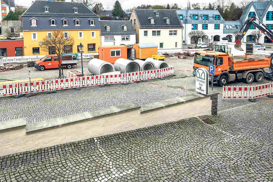 Weil ein
alter Kanal
wegsackte, wird
derzeit auf dem
Markt fleißig
gebaggert.