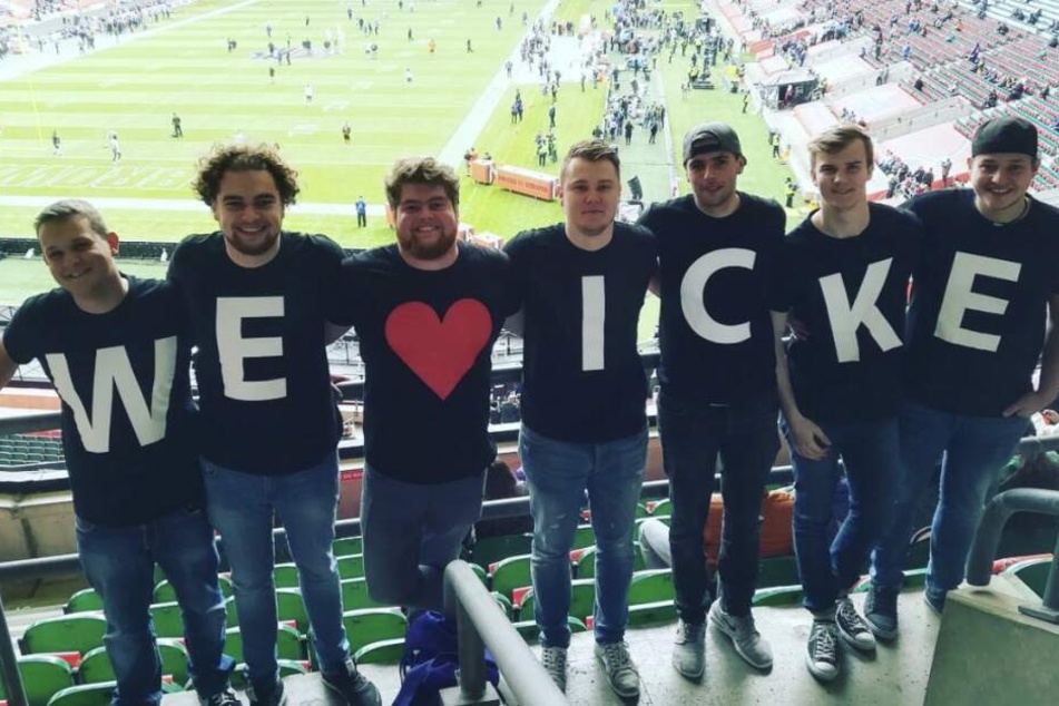 Die Zuschauer lieben den sympathischen "Netman". Football-Fans posieren in "Icke"-Fanshirts während eines NFL-Spiels.