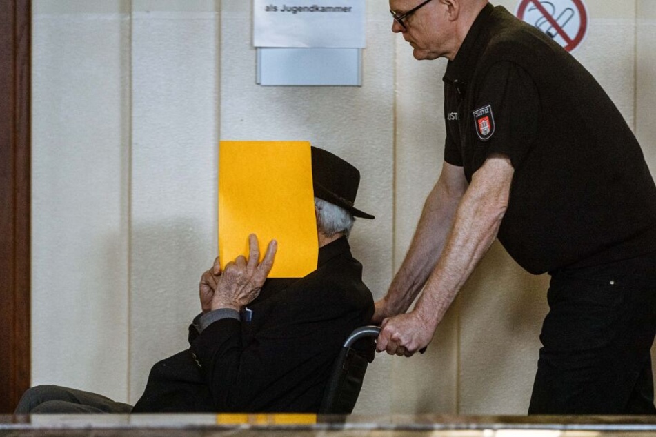 Der 93-Jährige wird nach einer Prozesspause zurück in den Gerichtssaal gebracht.