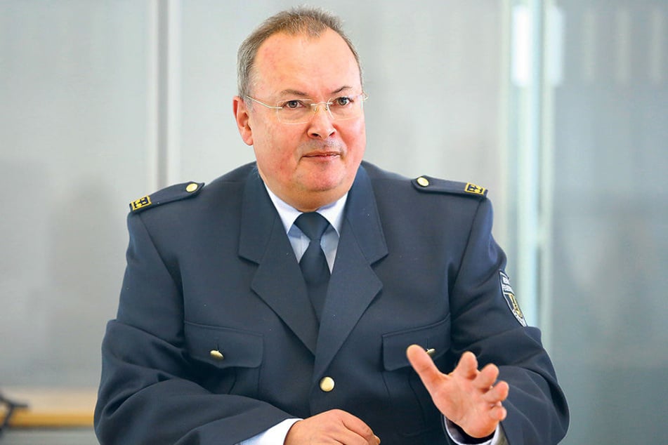 Feuerwehr-Chef Andreas Rümpel (58) rechnet mit mehr Wohnungsöffnungen in den
nächsten Jahren.