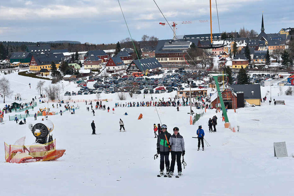 Auf und nieder, immer wieder: In Altenberg ließen sich die Skiläufer gestern unermüdlich den Hang hinaufziehen.