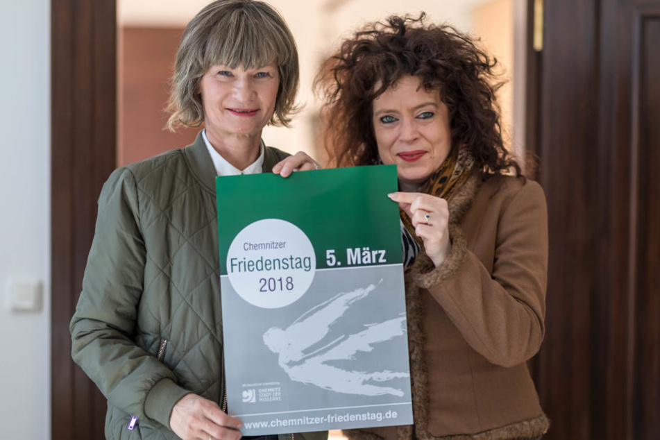 OB Barbara Ludwig (56, SPD) und Organisatorin Sabine Kühnrich (47, r.) präsentieren das Plakat zum Friedenstag.