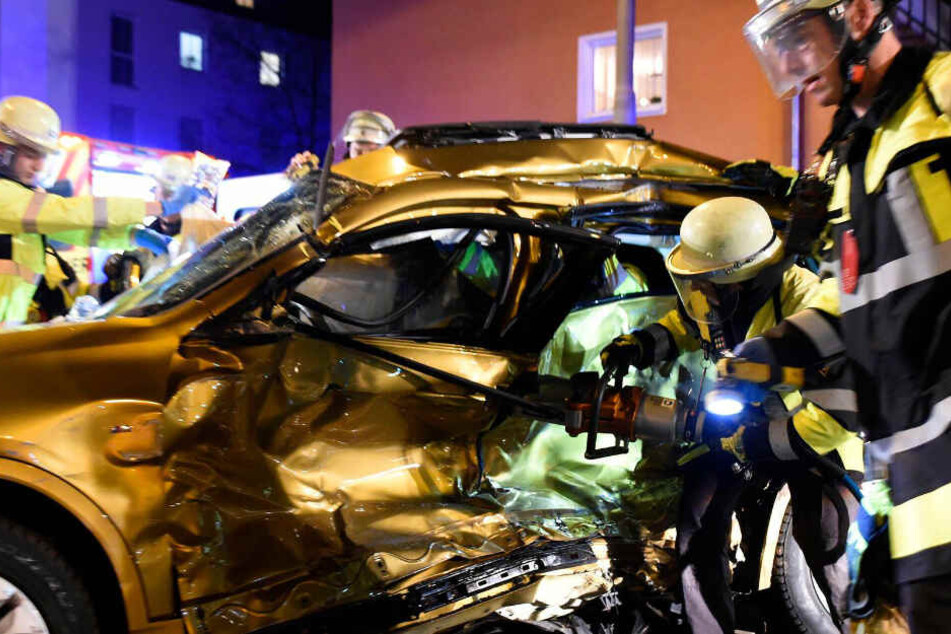 Mit schwerem Gerät befreiten die Retter den 39-jährigen Autofahrer.