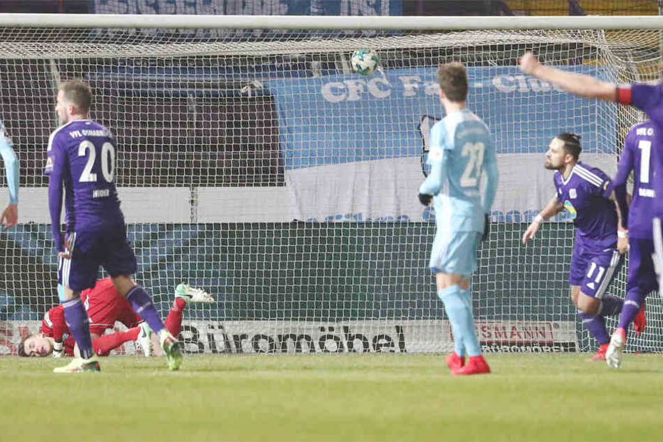 Marcos Alvares verwandelte einen Elfmeter und brachte Osnabrück damit in Führung.