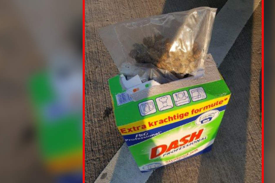In einem Waschmittelkarton fand der Zoll rund 350 Gramm Gras.
