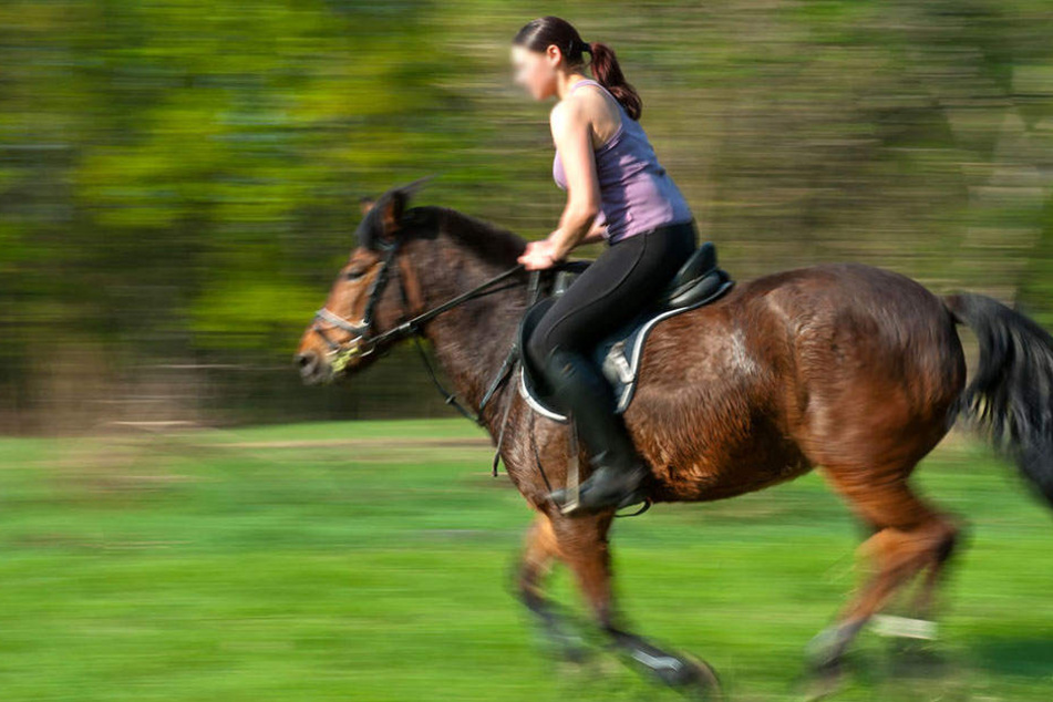 Bei dem Reitunfall sind vier Personen verletzt worden (Symbolbild).