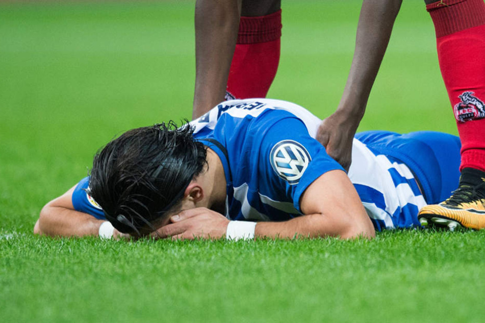 Berlins Karim Rekik liegt nach einem Zweikampf am Boden.