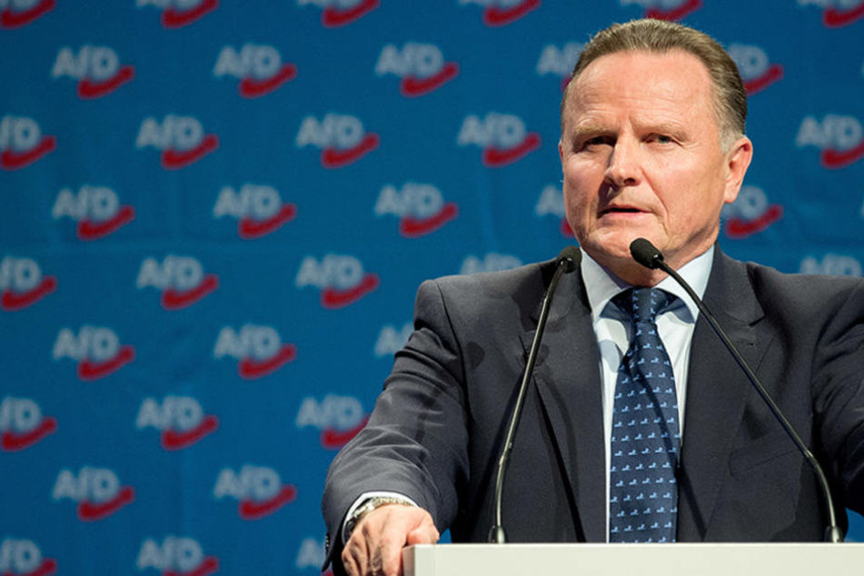 Georg Pazderski bewirbt sich beim Bundesparteitag der Alternative für Deutschland in Hannover mit einer Rede um das Amt des AfD-Bundesvorsitzenden.