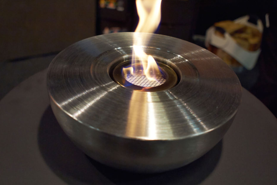 Die Frau kippte Brennstoff in ihrem Ethanol-Ofen. (Symbolbild)