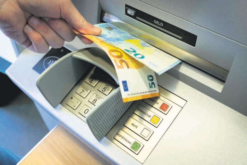 Fast eine halbe Million Euro Schaden soll die ertappte Bankomaten-Bande angerichtet haben.