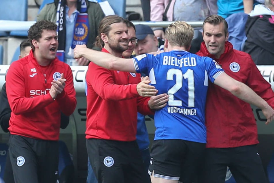 Andreas Voglsammer jubelte mit dem Trainerteam über den Sieg gegen Erzgebirge Aue.