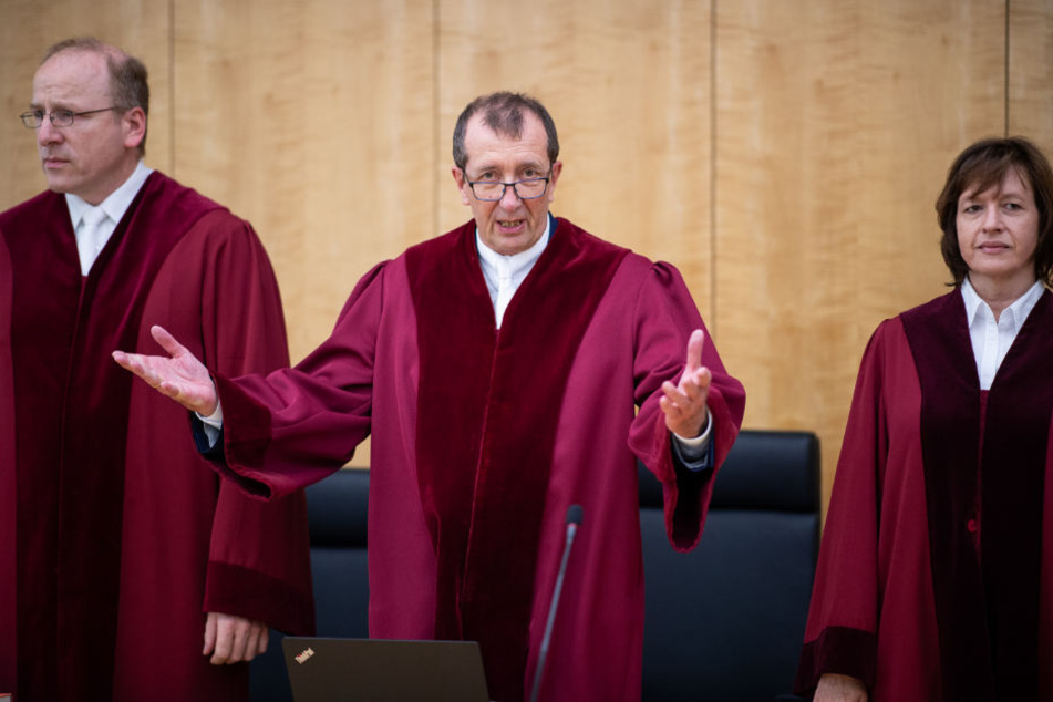 Die Richter Dirk Rauschenberg (l-r), Vorsitzender Richter Bernd Kampmann und Kerstin Rasche-Sutmeier stehen zur Eröffnung des Verfahrens vor dem Oberverwaltungsgericht.