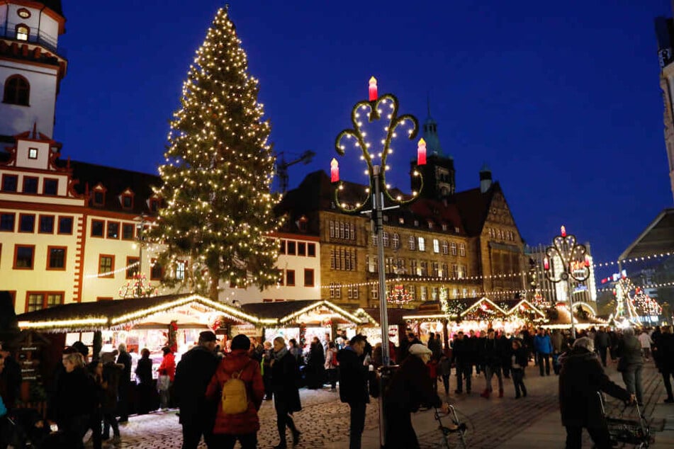 Auch wenn der Weihnachtsbaum untenrum ein bisschen Kahl ist, will Chemnitz wieder Weihnachtshauptstadt werden.