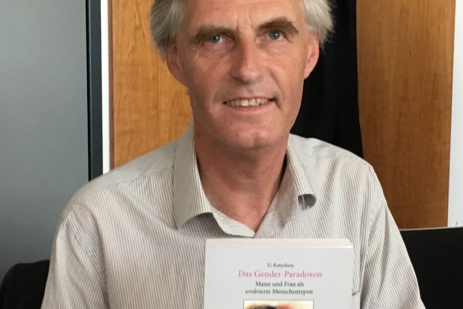 Der Wissenschaftler Ulrich Kutschera zeigt im Gerichtssaal sein Buch "Das Gender-Paradoxon".