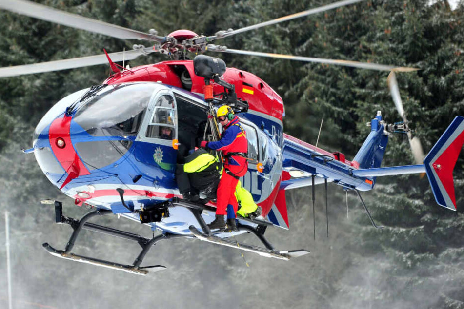in Retter der Bergwacht Thüringen hängt mit einem verletzten Skifahrer an einem Helikopter der Thüringer Polizeihubschrauberstaffel (Archivfoto).