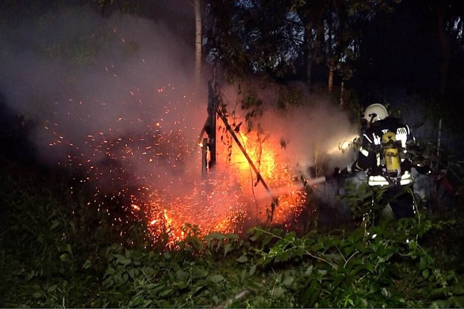 In einer Parkanlage in Osterweddingen ist es am Montagmorgen zu einem Brand gekommen.