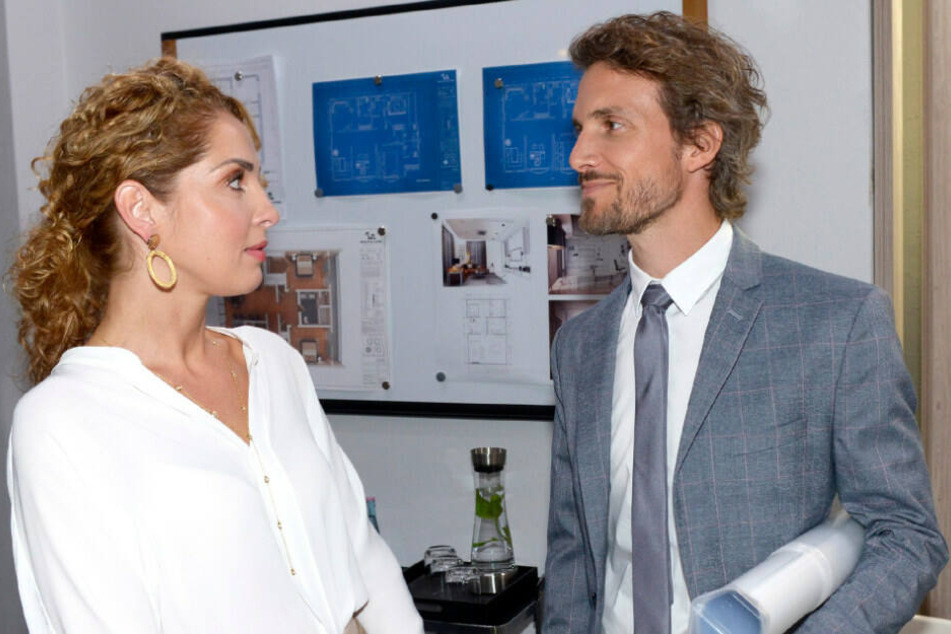 Maria Wedig (Nina Ahrens) und Thaddäus Meilinger (Felix Lehmann) am Set von GZSZ.