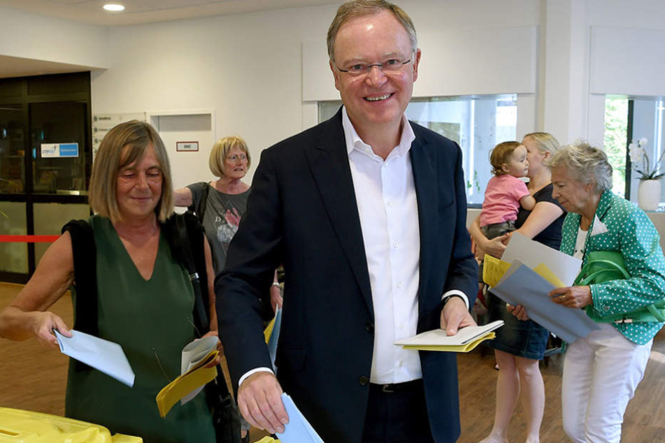 Niedersachsens Ministerpräsident Stephan Weil (SPD) war mit seiner Ehefrau Rosemarie Kerkow-Weil in Hannover wählen.