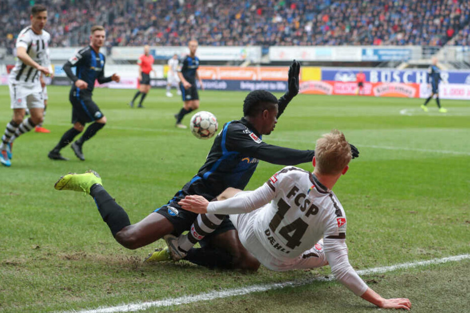 St. Paulis Mats Möller-Daehli wird von Paderborns Jamilu Collins an der Seitenlinie umgegrätscht.