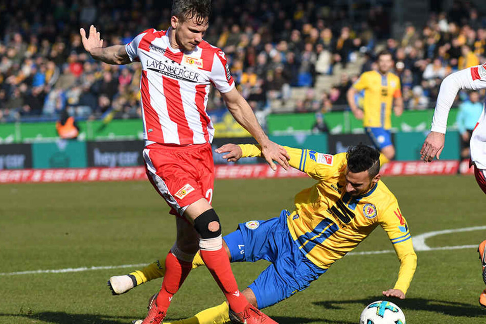 Braunschweigs Onur Bulut (r) und Berlins Michael Parensen kämpfen um den Ball.
