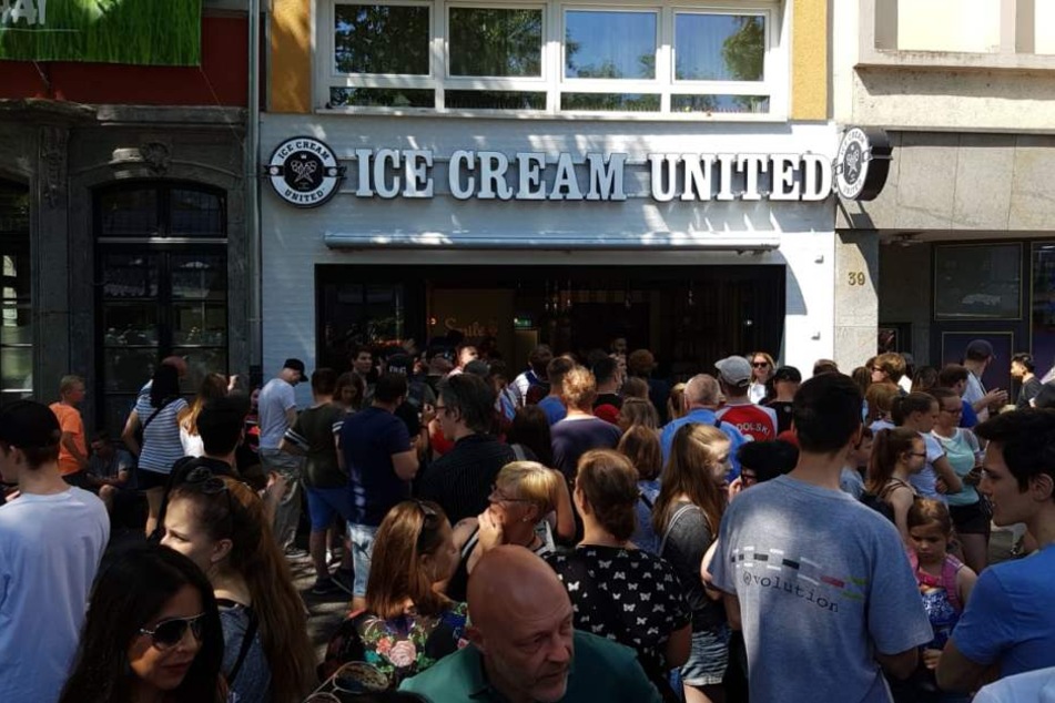 Für eine Kugel Eis aus Poldis Laden mussten sich die Fans gedulden.