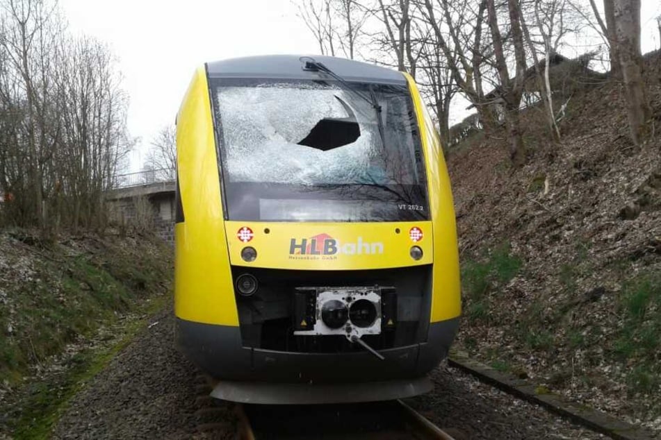 Einer der Gullydeckel durchschlug die Scheibe des Führerhauses.