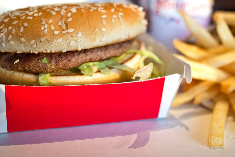 Eine Ernährungsexpertin rät lieber zum zweiten Burger zu greifen als zu Pommes.