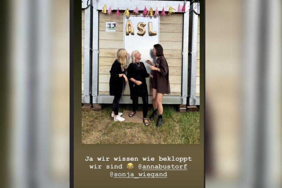Nummer von der Redaktion gepixelt: Lena Meyer-Land amüsiert sich mit ihren Mädels vor ihrem Wohn-Container. (Bildmontage)