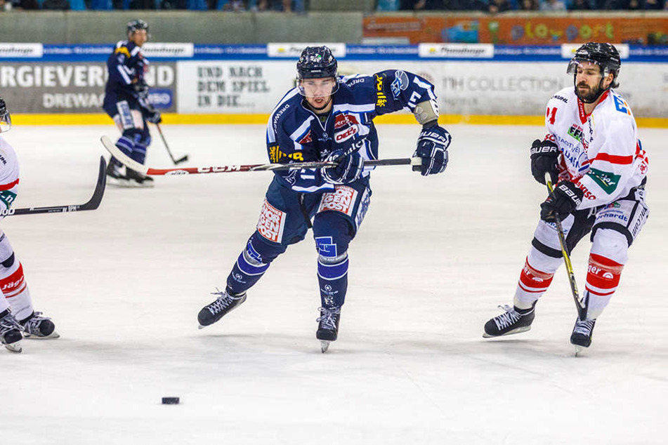 Hoffentlich enteilt Tadas Kumeliauskas (M.) heute wieder den Verteidigern der Nauheimer und schießt die Eislöwen zum Sieg.