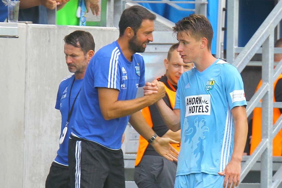 Gute Laune und warmer Händedruck: Co-Trainer Sreto Ristic mit Angreifer Florian Hansch nach dem 1:0-Sieg gegen Zwickau.