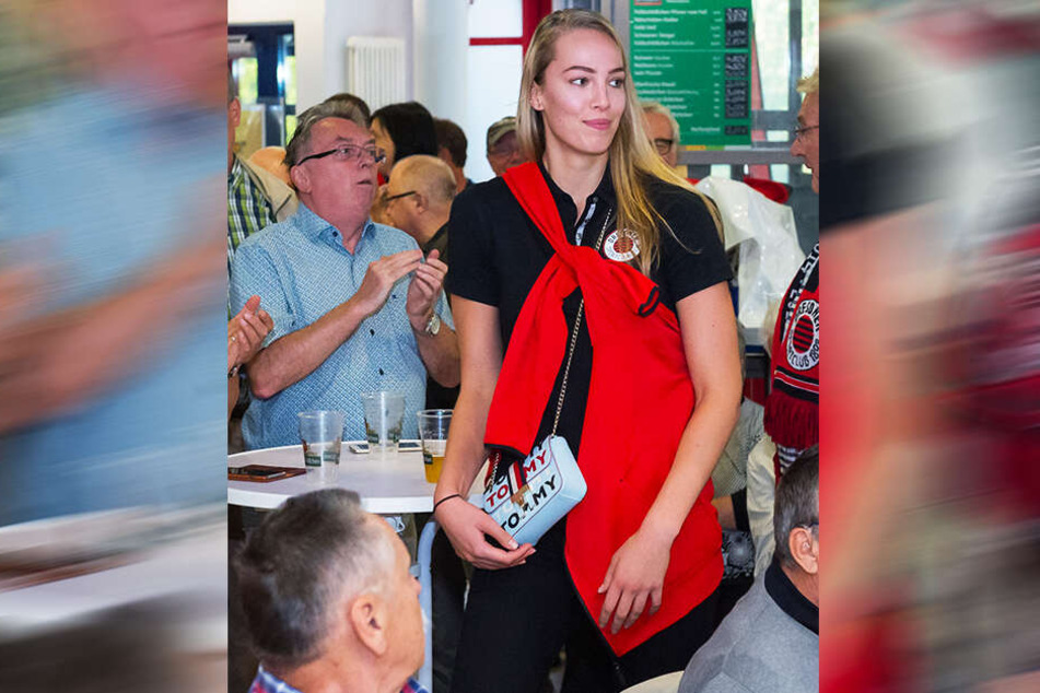 Wow! Die Fans schauten begeistert auf zur langen Holländerin Laura de Zwart.