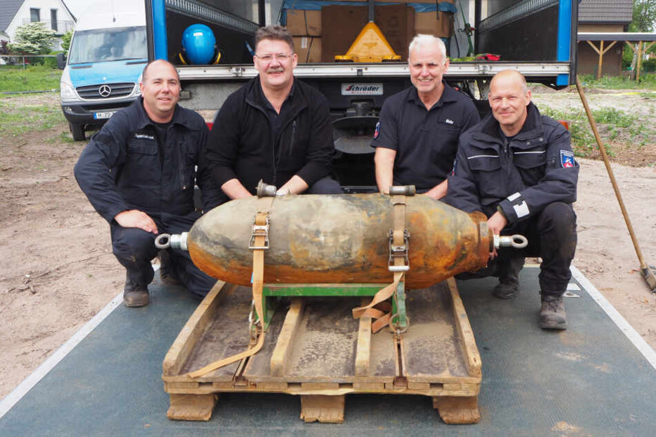 Das Team der Kampfmittelbeseitigung mit dem Blindgänger.