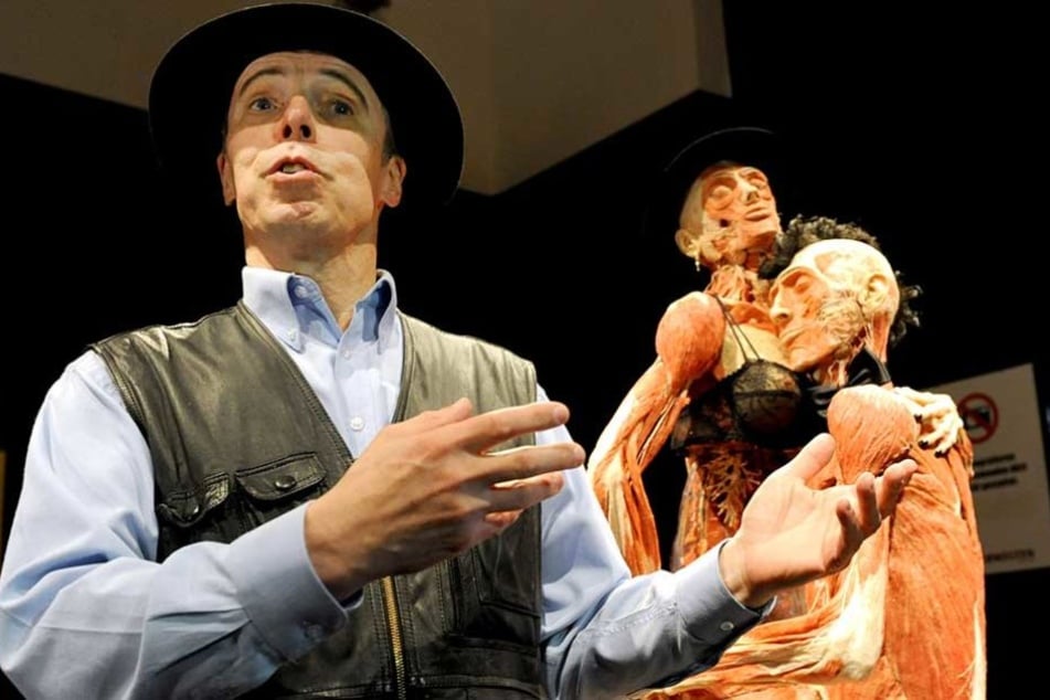 Gunther von Hagen vor zwei seiner Leichen-Exponate.