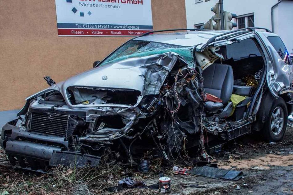 Der Mann wurde in seinem demolierten Auto eingeklemmt.