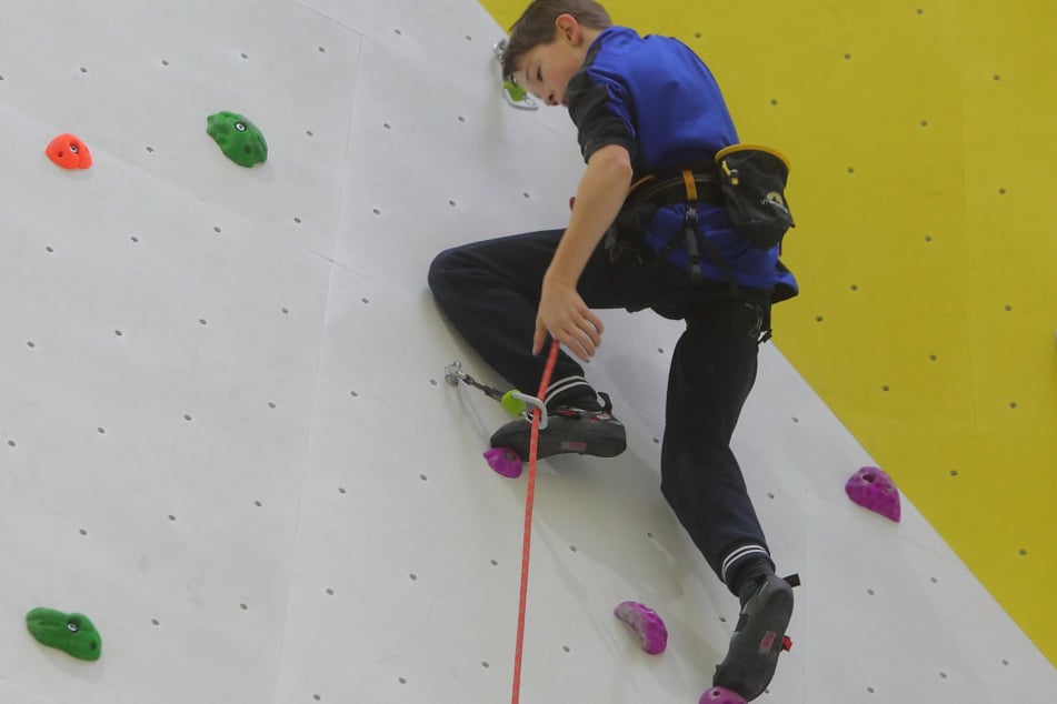 Johannes Schenkel (13) klettert vor den Augen der Eröffnungsgäste als Erster
hoch hinaus.