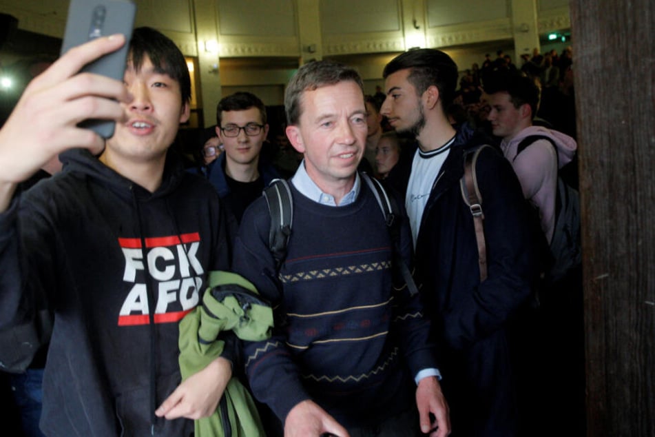 Hamburg, Mitte Oktober: Bernd Lucke (57, Mitte) verlässt nach der verhinderten Vorlesung den Hörsaal der Uni.