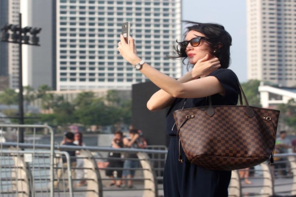 Kurz ein Selfie in einer fremden Stadt? Heute keine Seltenheit.