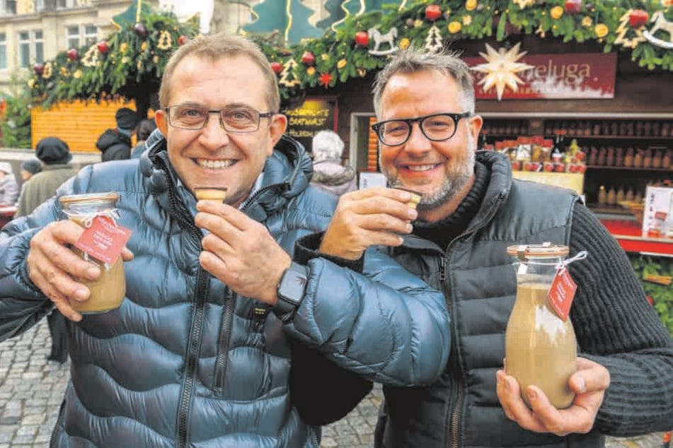 Nudossi-Chef Thomas Hartmann (48, l.) und Sternekoch Stefan Hermann (47) genießen einen Nougat-Eierlikör im Waffelbecher.