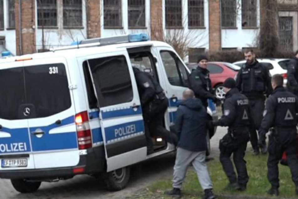 Im Zuge des Polizeieinsatzes konnten wie hier in Suhl mehrere Tatverdächtige festgenommen werden.