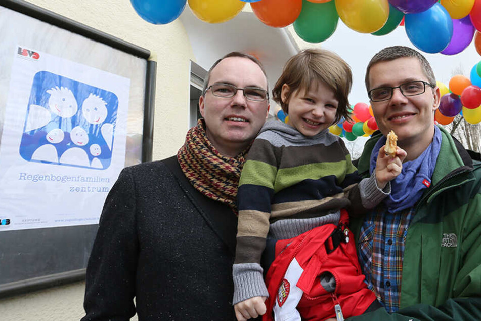 Kai und Michael Korok mit ihrer Pflegetochter Jana bei der Eröffnung des Regenbogenfamilienzentrum 2013. Ihr "Bruder" Maximilan wurde jetzt von dem Paar adoptiert.