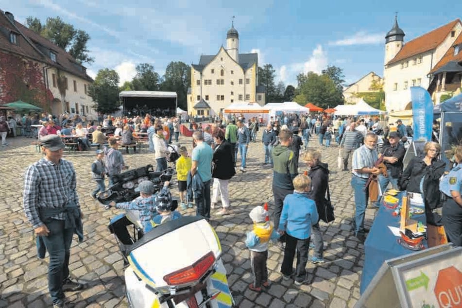 Die Chemnitzer Behörden zeigten am Wasserschloss Klaffenbach, was sie
können.