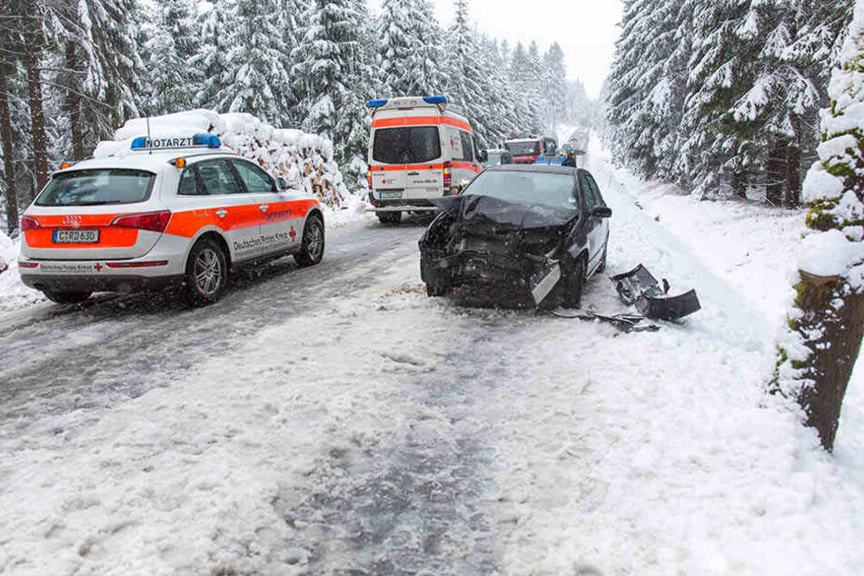 Der Skoda krachte bei winterlichen Straßenverhältnissen gegen einen Baum.