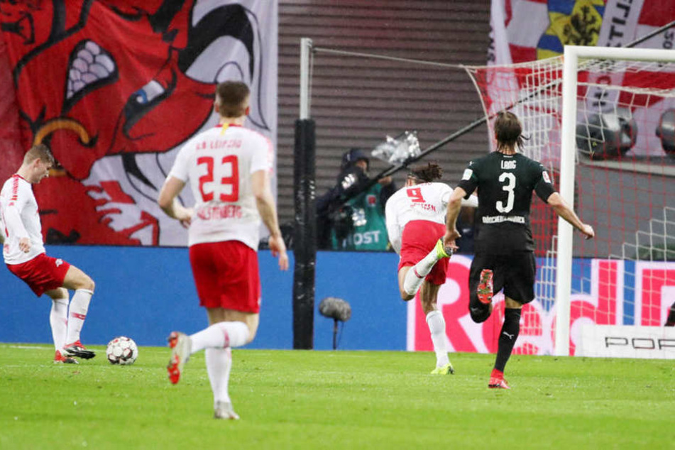 Nachdem sich Yussuf Poulsen (2.v.r.) den Ball selbst mit einem Lupfer vorlegte, dann aber ins Stolpern geriet, musste der mitgelaufene Timo Werner (l.) nur noch den Fuß hinhalten und schob zum 2:0 ein.