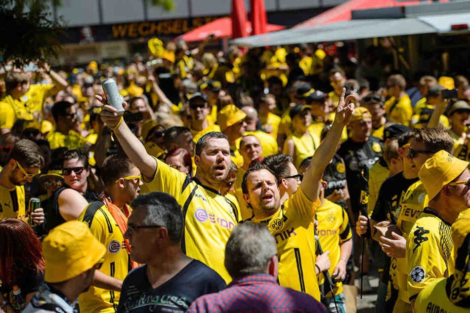 Konnten auch nach dem Spiel feiern: Dortmund-Fans am Finaltag in der Mittagssonne bei einem Fanfest auf dem Breitscheidplatz in Berlin.