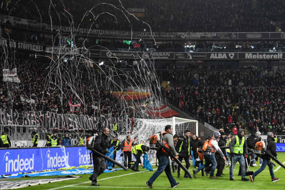 Beim Spiel der Eintracht gegen RB Leipzig am 19. Februar 2018, warfen die Frankfurter Fans aus Prostest gegen die Montagsspiele mit Tennisbällen.