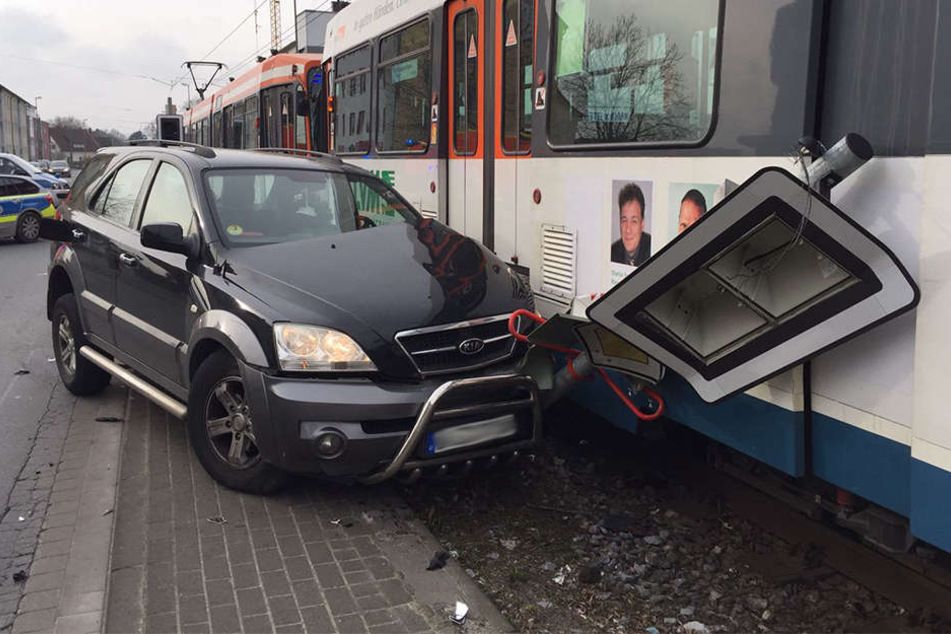 Der Kia rammte die Straßenbahn.