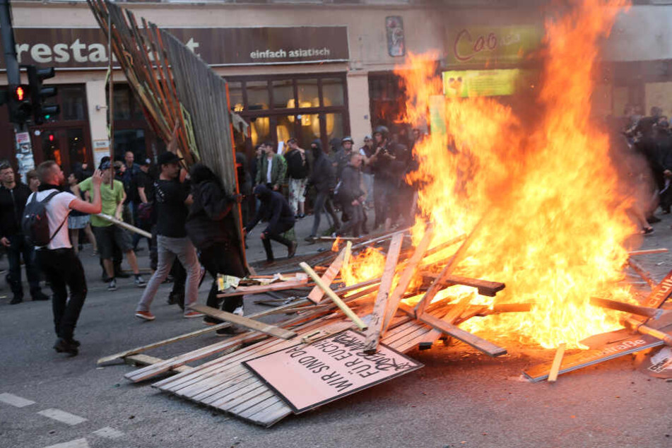Auf Hamburgs Straßen herrschen Zustände wie im Bürgerkrieg.