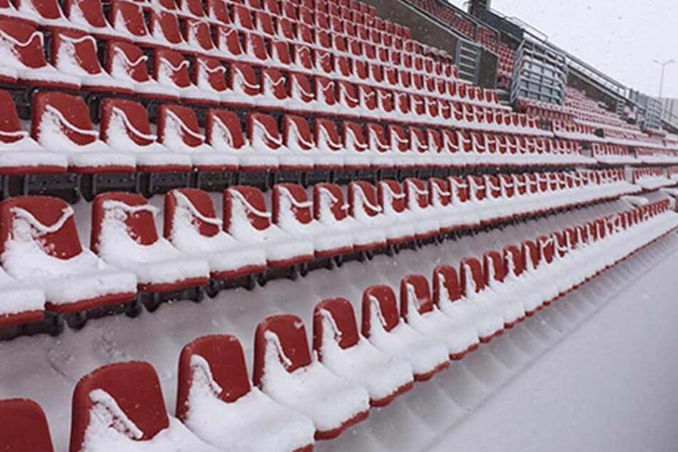 Das Stadion war am Samstag komplett eingeschneit.